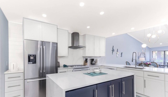 Beautifully Renovated Bright Condo, Heated Pool, Tennis Courts, Putting Green, Ready to Book!