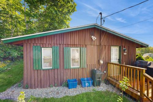 Beautifully updated cabin near town & Barrett