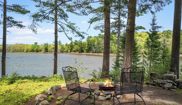 Bent River Guest Quarters - River-view couple retreat with kitchen, patio, AC, Wi-Fi