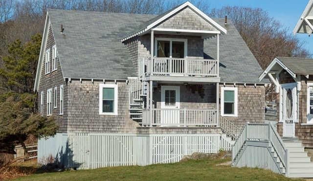 Boathouse Apartment at Fortunes Rocks, 100 feet from the beach.