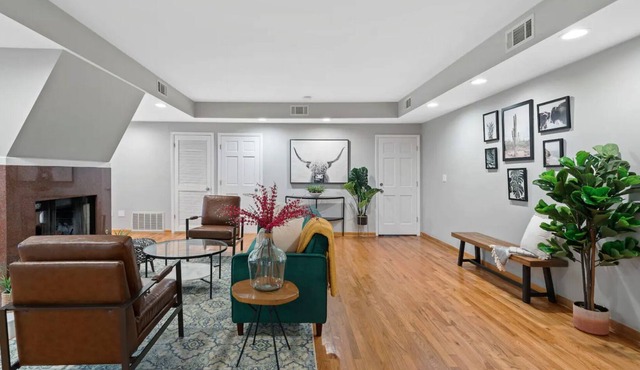 Bohemian Condo in Lincoln Park!