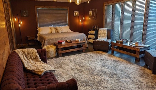 Boho & Rustic Getaway ~ King Bed ~ Near Madison!