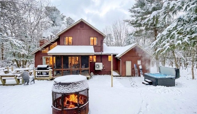Book now for the most beautiful time of the year. Crisp air, cozy firepit time, grilling, walking, ending the day in the hot tub. Almost guaranteed to see some deer during your stay.