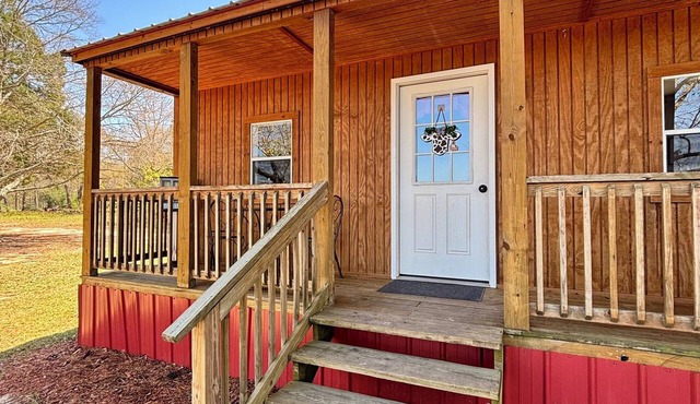 Cabin on 40 acres with private lake! - Heifer Hotel