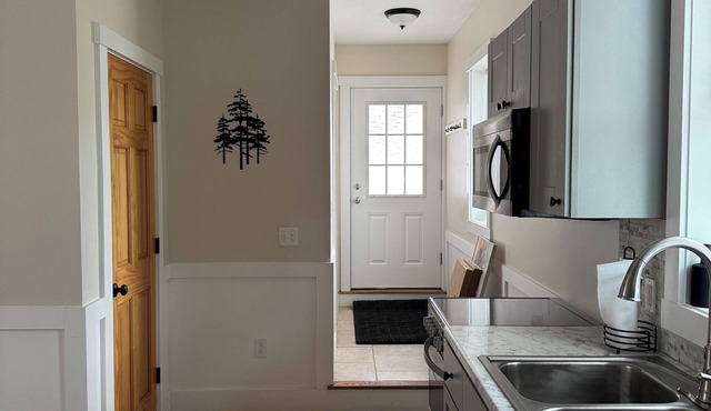 Charming 1-bedroom apartment in lovely Farmington with WiFi, AC