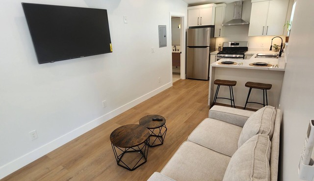 Charming 1-bedroom adu with AC, WiFi in pleasant woodland hills on a cul de sac