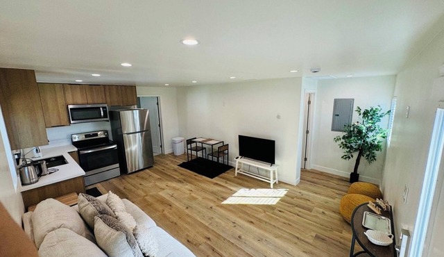Charming 1-bedroom house in amazing Los Angeles with WiFi, AC