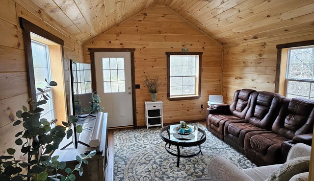 Charming 2-bedroom cabin in delightful Winterport with WiFi, AC