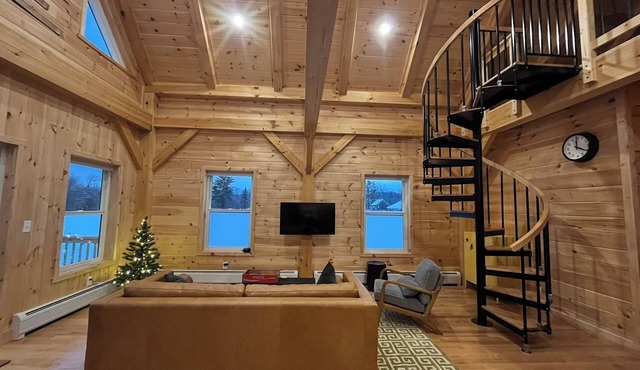 Charming 2-bedroom house on 40 acres in Bethel with WiFi