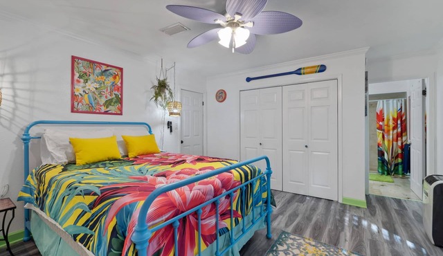 Charming 2-bedroom suite in soothing Navarre with AC, WiFi