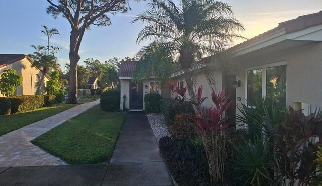 Charming 2bd 2ba, very green, 3 min drive to SiestaKey, 55+community, nice pool.