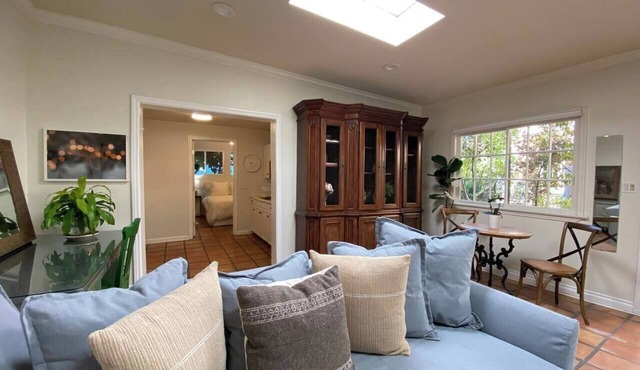 Charming 3-bedroom condo with AC in lively Los Angeles