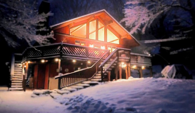 Charming cabin in Lake Harmony Sleeps 8 Near Lake & Ski Resorts