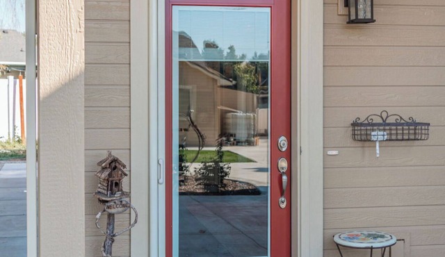 Charming casita getaway with private hot tub in welcoming Nampa.