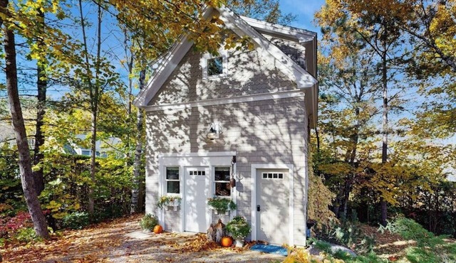 Charming coastal cottage with firepit and easy beach access