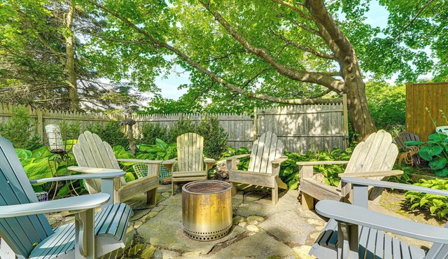 Charming Cottage w/Patio, Walk to Boothbay Harbor