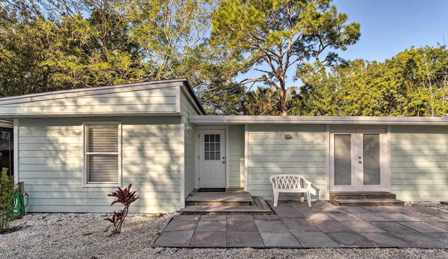Charming Cottage ~ 5 Miles to Siesta Key Beach!