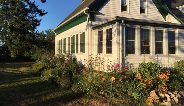 Charming farmhouse located near Live Well Farm, and Stover's Beach
