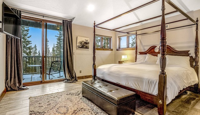 Charming home with mountain-view, fireplace, balcony, & washer/dryer
