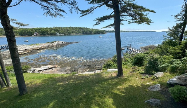 Charming ocean-front cottage, stunning views of Linekin Bay out to Gulf of Maine