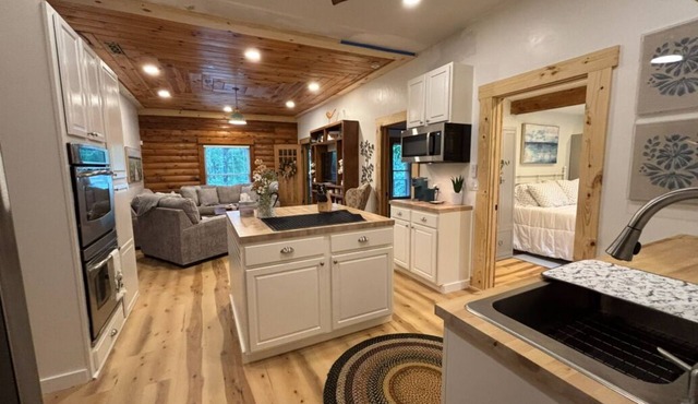Charming, Remodeled Cottage in the Heart of Cotter, Walk to the White River in Cotter
