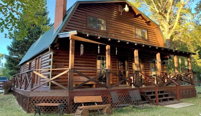 Charming riverfront cabin with mountain view, firepit, washer/dryer & grill