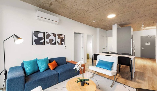 Chic 4-Bedroom with Skyline Views, Firepit and Gym
