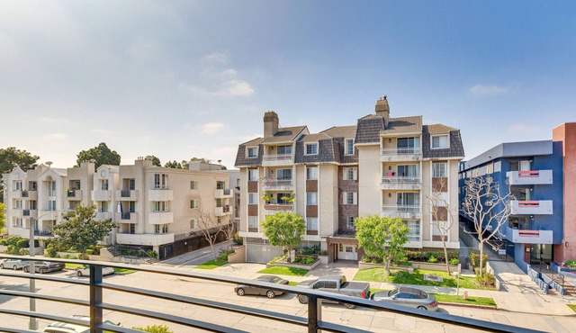 Chic Condo Near Santa Monica: Parking & Workspace!