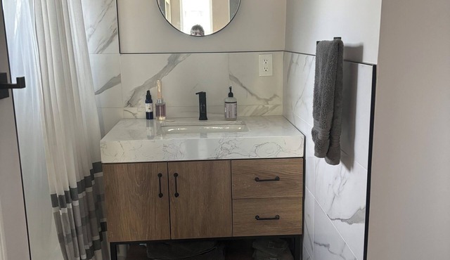 Chic studio with AC and WiFi in vibrant Woodland Hills