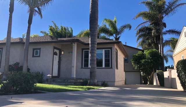 Classic Beach House, View, Spa , 1 Block to Beach