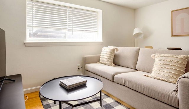 Classic Brighton 1BR nr Sutherland Rd Green Line, by Blueground