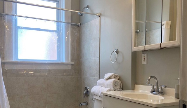 Clean 2nd floor 1 Bedroom apartment 10 minutes from medical campus