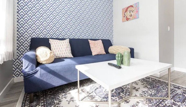 Clean & Modern in Old Town. Parking/WiFi/Desk/Cable