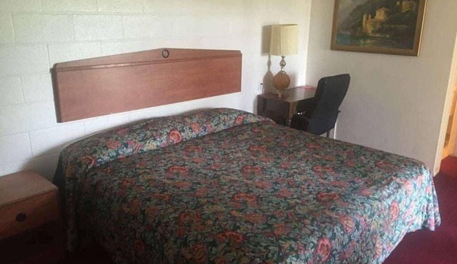 Comfortable Countryside Stay in Knights Inn Fairview! Free Parking, Pets Allowed in Fairview