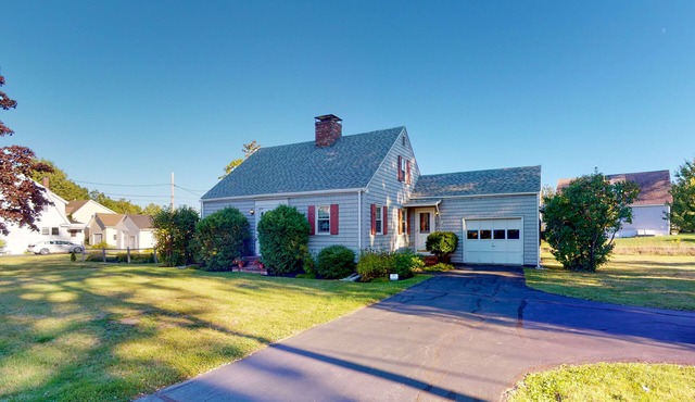 Comfortable home near the beach - dog-friendly - full kitchen & washer/dryer