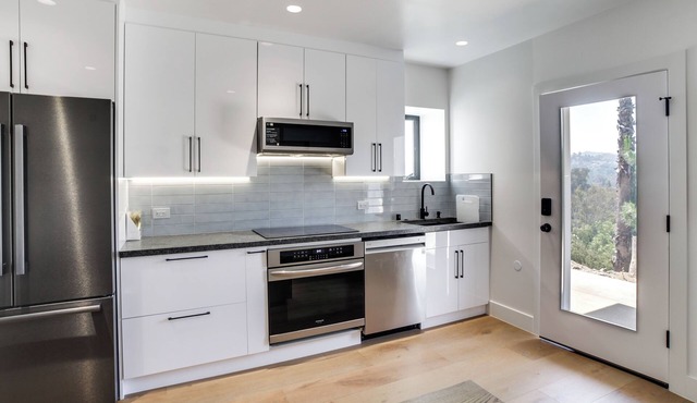 Contemporary Woodland Hills Retreat Near US-101!