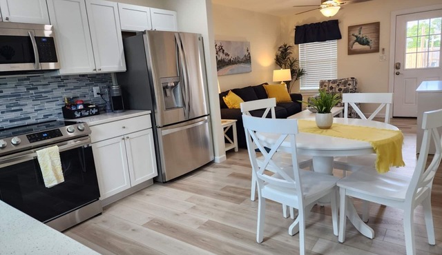 Cottage with awesome outdoor living area 5 minutes to Navarre Beach!