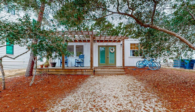 Cottage with washer/dryer, central AC & screened porch - walk to beach & dining