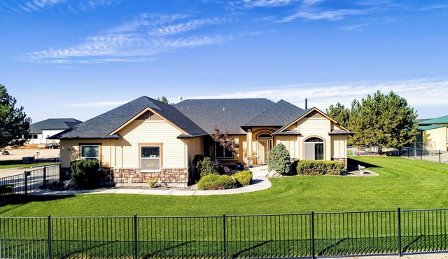 Country Feel but close to town, Dunn Rite Ranch House