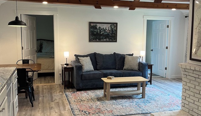 Cozy 2-bedroom cabin in tranquil China, Maine with AC, WiFi