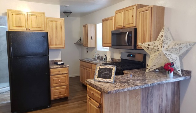 Cozy 2-bedroom house in beautiful Middleton ID, walking distance to Boise river!