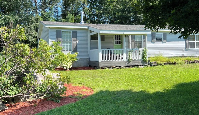 Cozy 3-bedroom house in charming Skowhegan with AC, WiFi. Quiet neighborhood.