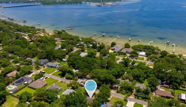 Cozy 4 bedroom rental, Walking distance to bay