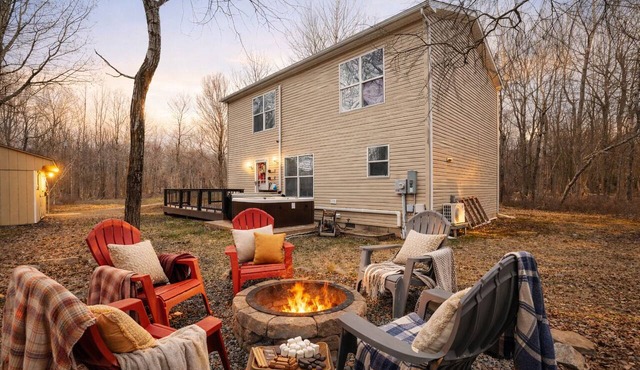 Cozy Cabin Escape | Sleeps 10 | Hot Tub | New Host
