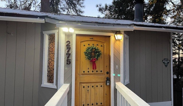 Cozy Cabin in downtown Running Springs! Minutes to Lake Arrowhead!