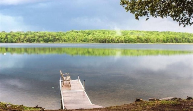 Cozy cabin with 200’ of waterfront on Whites Pond