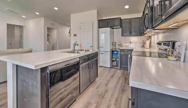 Cozy Caldwell Abode w/ Hot Tub ~ 3 Mi to Dtwn