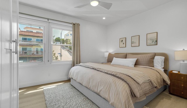 Cozy Coastal Retreat w/King Bed & Full Kitchen