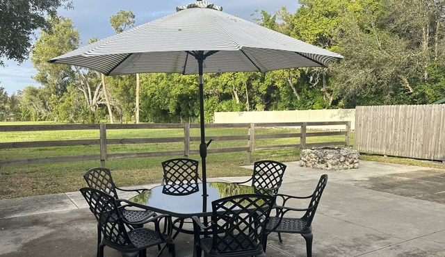 Cozy cottage in Sarasota in a quiet setting, 15 minute drive to Siesta Beach.