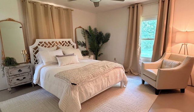 Cozy Cottage on 12 tranquil acres in Wright City, Mo. Minutes to wedding venues!